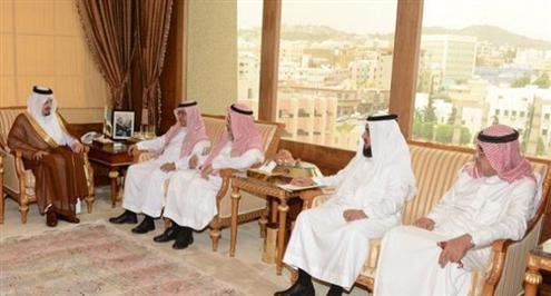 أمير عسير يلتقي أعضاء اللجنة المكلفة بإنشاء الاستاد الرياضي 